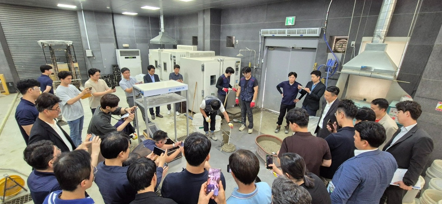 삼표산업 기술연구소에 진행한 ‘블루콘 Rain OK’ 시연회 현장에서 건설현장 감리를 비롯해 품질 실장 등 현장 관계자들이 콘크리트 강도 및 성능 실험을 지켜보고 있다. (사진=삼표그룹)