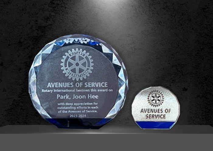 RI(Rotary Internationl) R.고든 R, 매키넬리 회장 상패 및 배지.(제공=아이넷방송)