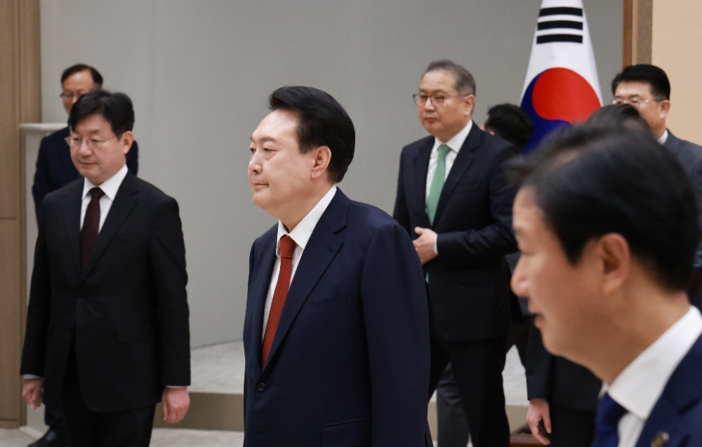 윤석열 대통령이 2일 서울 용산 대통령실 청사에서 열린 임명장 및 재외공관장 신임장 수여식을 마친 뒤 환담장으로 향하고 있다.(사진=연합뉴스)