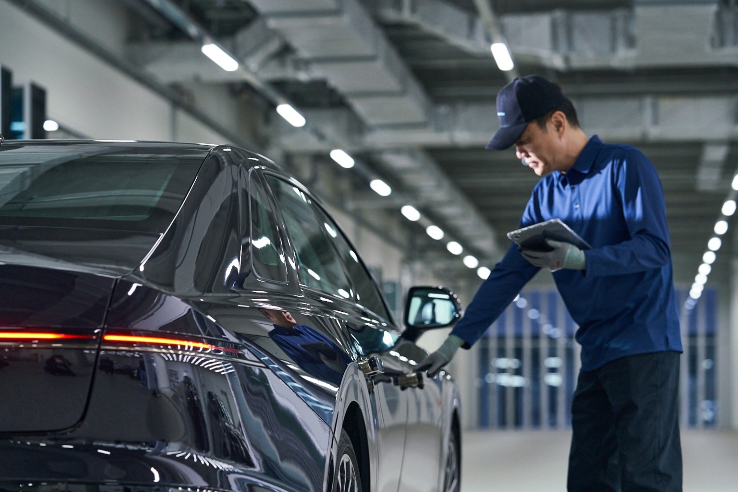 현대차 인증중고차 상품화 전담인력이 품질점검을 진행하고 있는 모습.(사진=현대자동차)