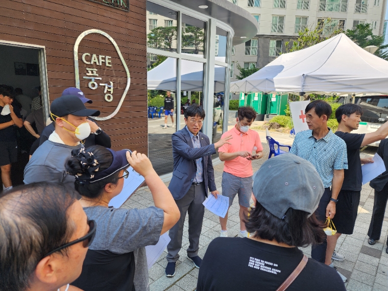 이용우 (가운데) 국회의원 (사진=의원실)