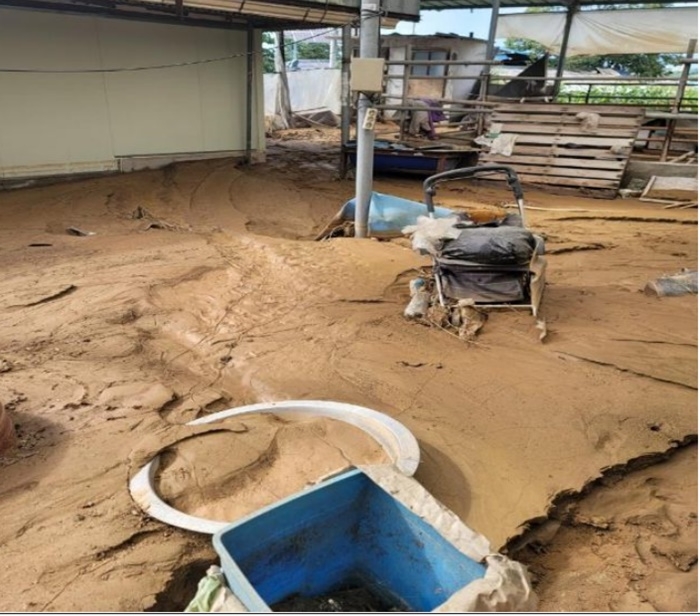 익산시 여산면 제남리 소재 어르신 주택 앞마당에 집중호우로 인해 토사가 쌓여 있다.(사진제공=군산보호관찰소)