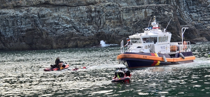 7일 부산해경이 해상으로 추락한 수상오토바이 운전자 A씨를 구조하고 있다.(사진제공=부산해경)