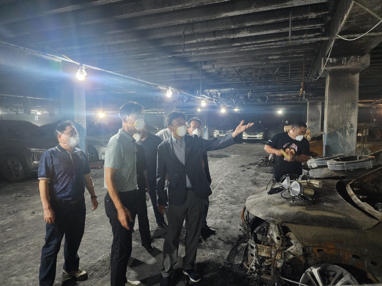 이용우 의원 (맨앞) 벤츠 전기차 화재 아파트 주차장 (사진=의원실)