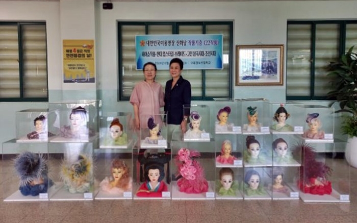 김지수 원장과 신화남 명장(사진우측)이 기념촬영을 하고 있다.(사진제공=부산소년원)