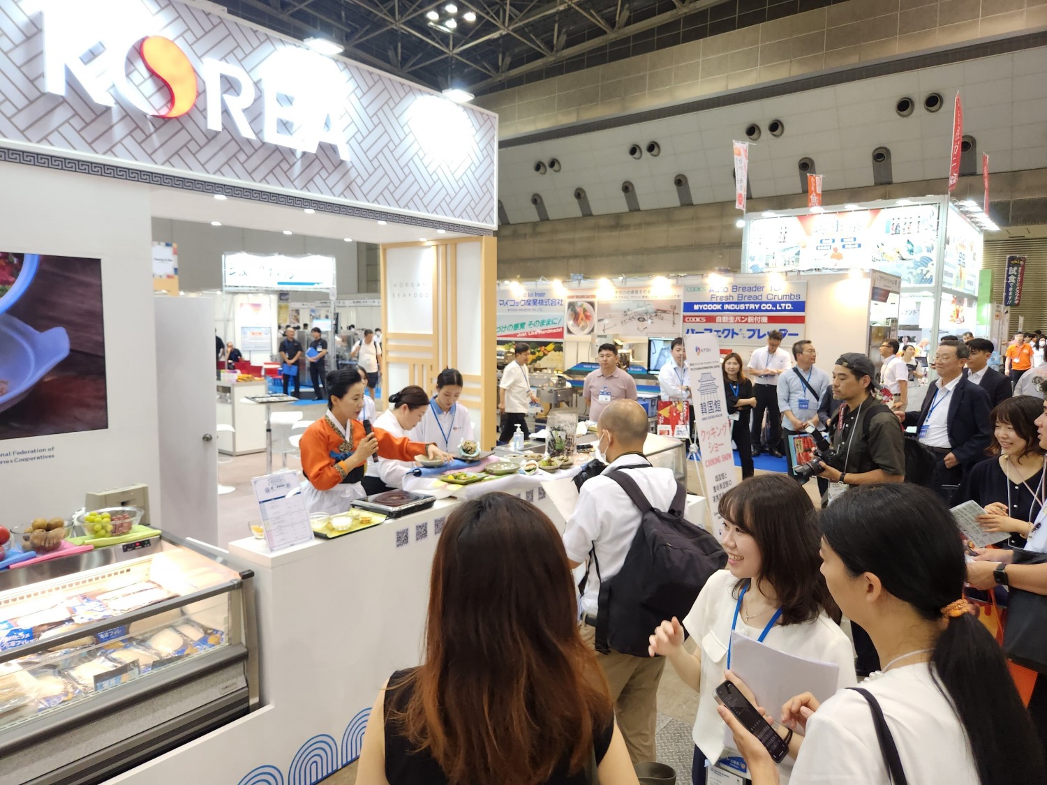 수협중앙회가 지난해 8월 ,일본 도쿄 빅사이트에서 열린 2023년 도쿄 국제수산박람회에 참가해 한국관을 오픈하고 수산물 요리를 선보이고 있다. (사진=수협중앙회)