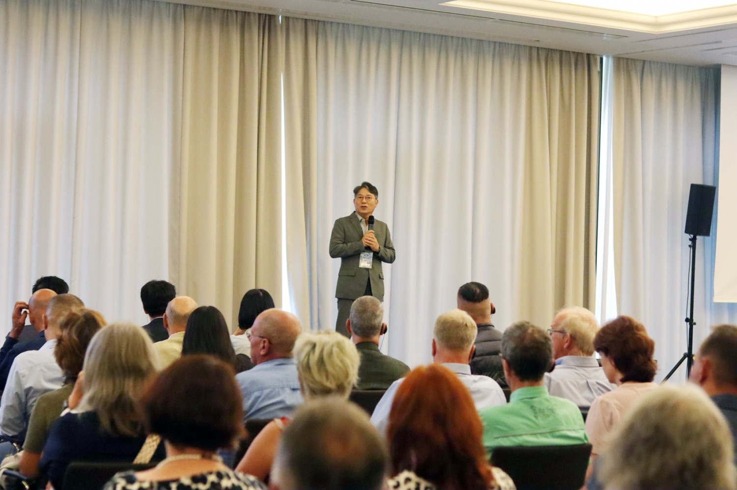 KGM 곽재선 회장이 튀르키예에 이어 독일 딜러들과 콘퍼런스를 갖는 등 글로벌 광폭 행보로 수출 물량 확대에 나섰다.(사진=KGM)