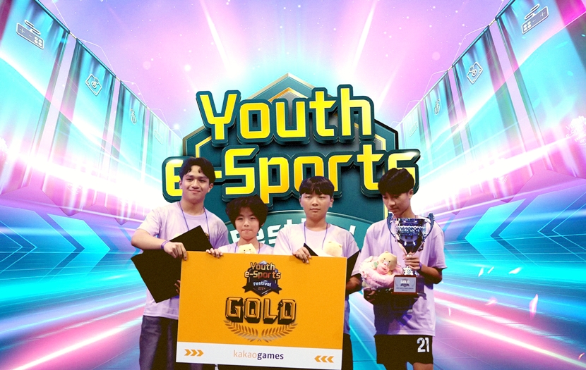 ‘2024 유스 e-스포츠 페스티벌’에서 '골드상' 수상 팀이 기념사진을 촬영하고 있다. 사진=카카오게임즈