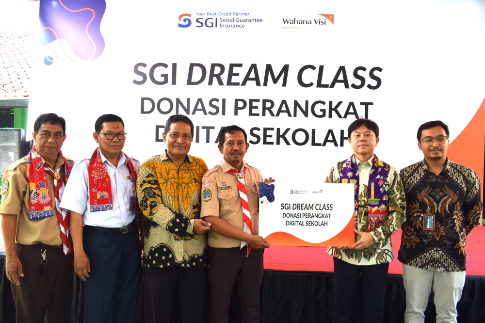 14일 인도네시아 자카르타 Lagoa School(라고아 학교)에서 열린 'SGI 드림클래스 전달식'에서 오상훈 SGI서울보증 자카르타 대표사무소장(오른쪽에서 두번째)과 교직원들이 기념촬영을 하고 있다. 사진=SGI서울보증