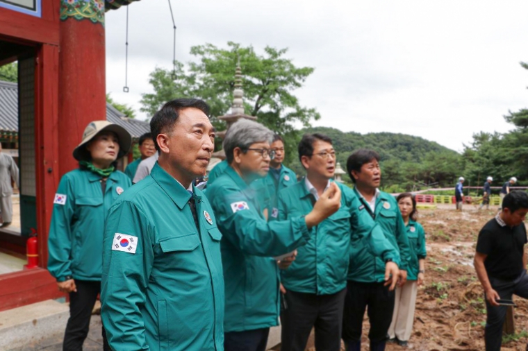 박수현 (왼쪽) 국회의원 올7월 부여 수해현장 (사진=의원실)