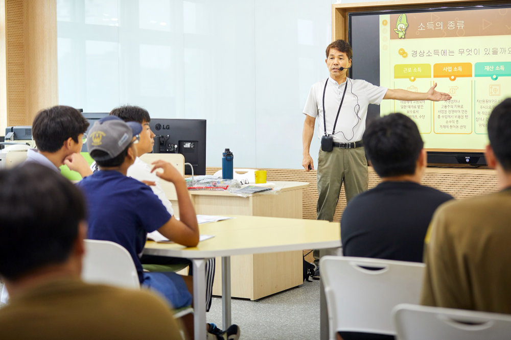 지난 2일(금) 실시한 ‘KB스타 경제교실’에서 KB금융공익재단 전문강사가 학생들을 대상으로 경제교육 강의를 진행하고 있다. 사진=KB증권