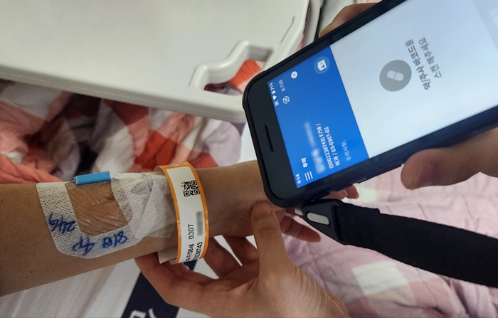 PDA 기기를 활용해 환자의료정보를 확인하고 있다.(제공=부산삼육병원)