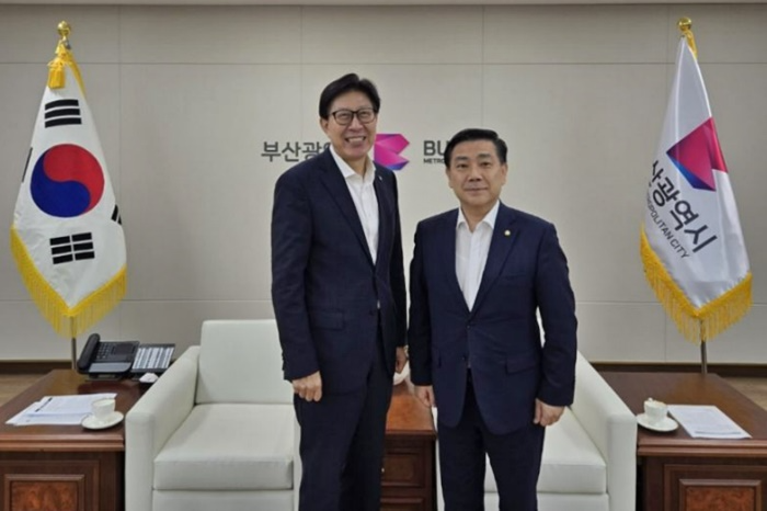 박형준 부산시장과 백종헌 국회의원(사진우측)이 기념촬영을 하고 있다.(사진제공=백종헌의원실)