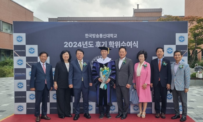 사진왼쪽 세번째 박준희 회장.(사진제공=아이넷방송그룹)