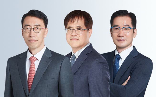 (왼쪽부터) 법무법인 YK 오충진 대표 변호사, 박찬호 대표 변호사, 정병실 변호사. 사진=법무법인 YK