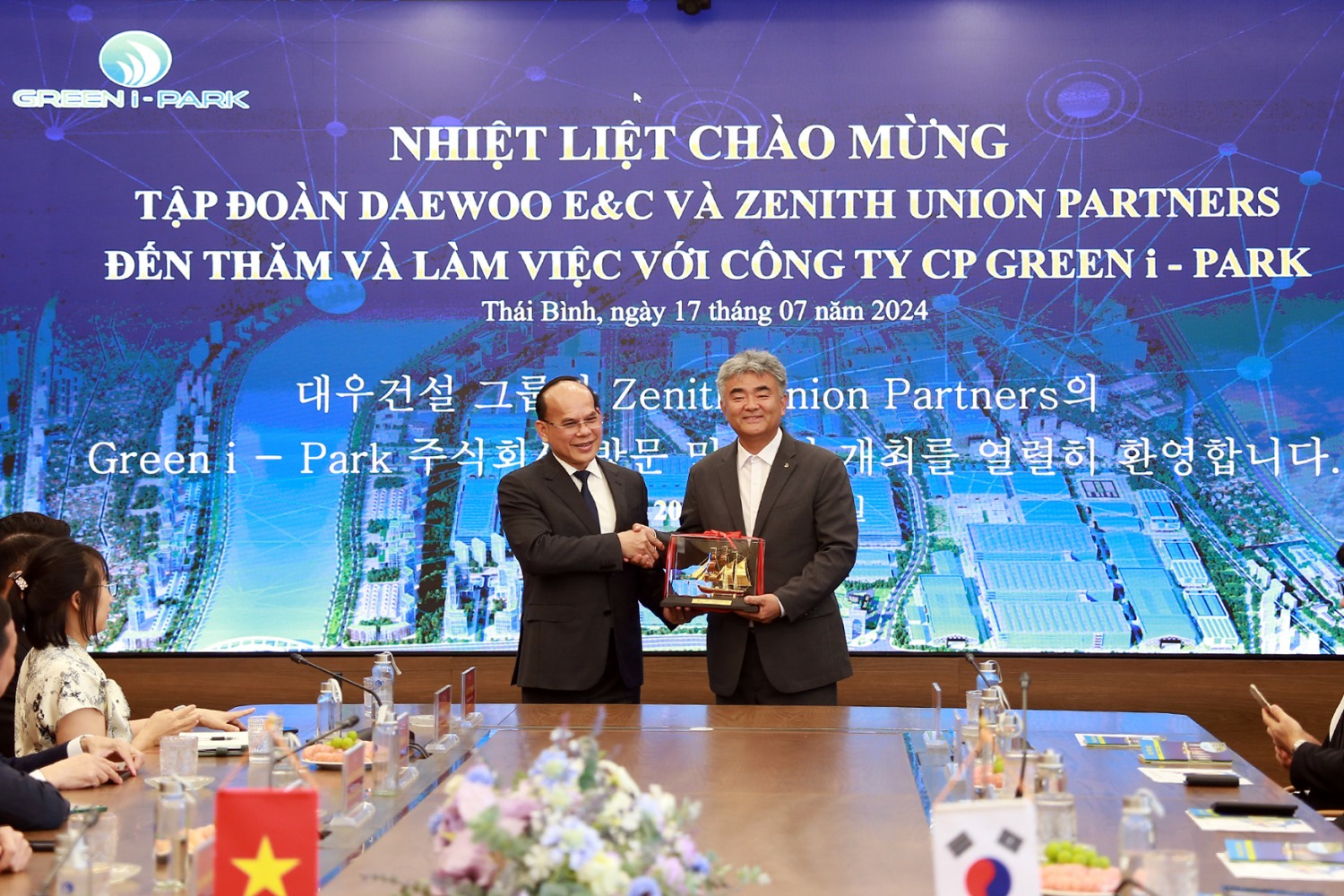 대우건설 정원주 회장(사진 오른쪽)이 지난 7월 17일 현지업체인 그린아이파크 응우옌 밍 흥 회장을 만나 끼엔장신도시 개발을 위한 현안을 논의했다.(사진=대우건설)