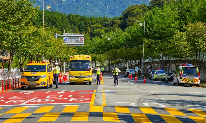 양산 가남초교 주변 교통단속 모습.(제공=경남경찰청)