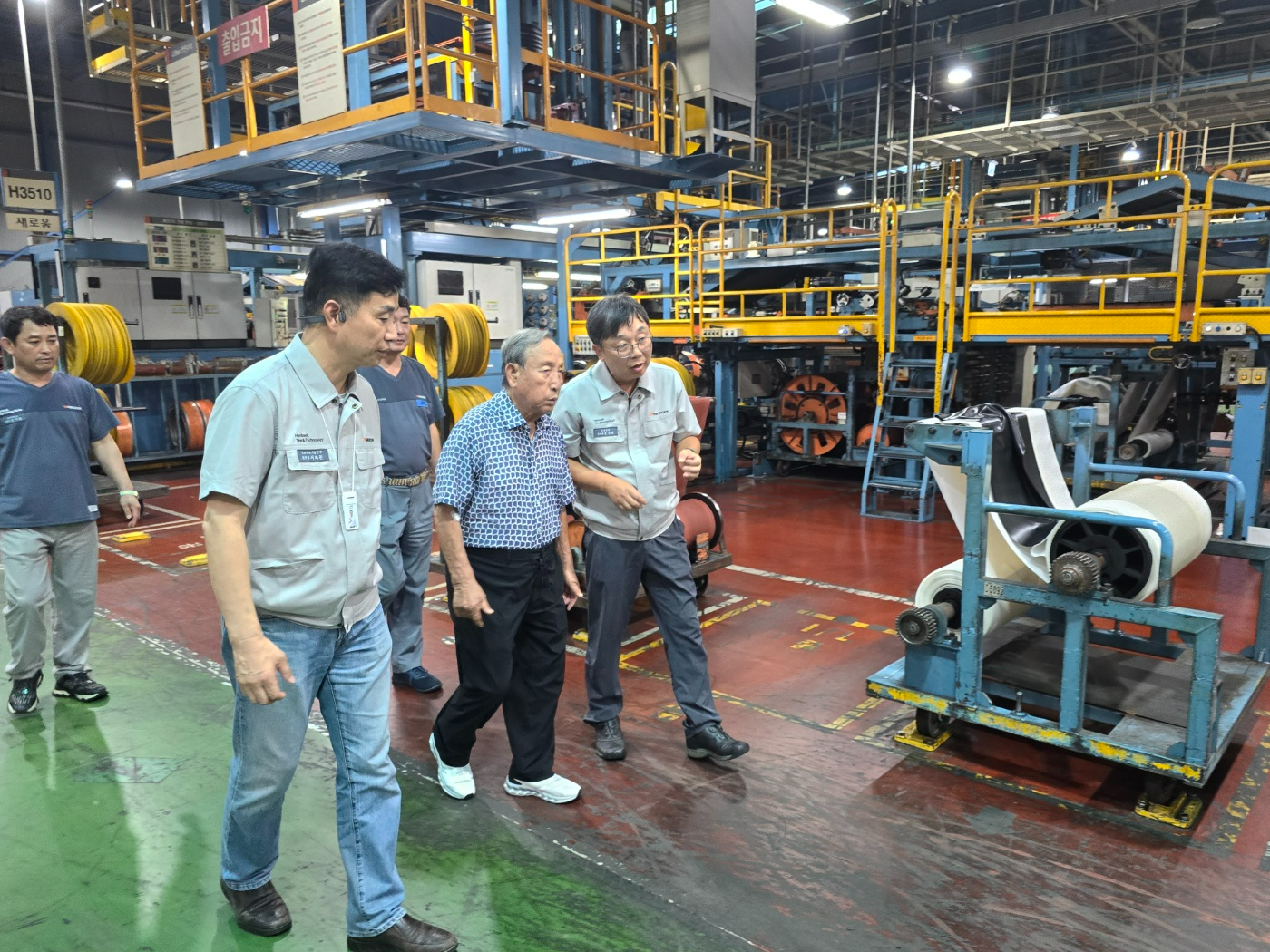 (오른쪽 두번째) 한국타이어앤테크놀로지 금산공장 생산라인을 점검하는 조양래 한국앤컴퍼니그룹 명예회장.(사진=한국타이어앤테크놀로지)