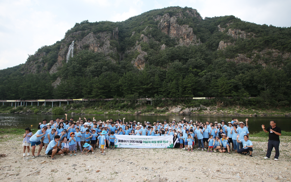 천연기념물 어름치 치어 방류 행사.(사진=에쓰오일)