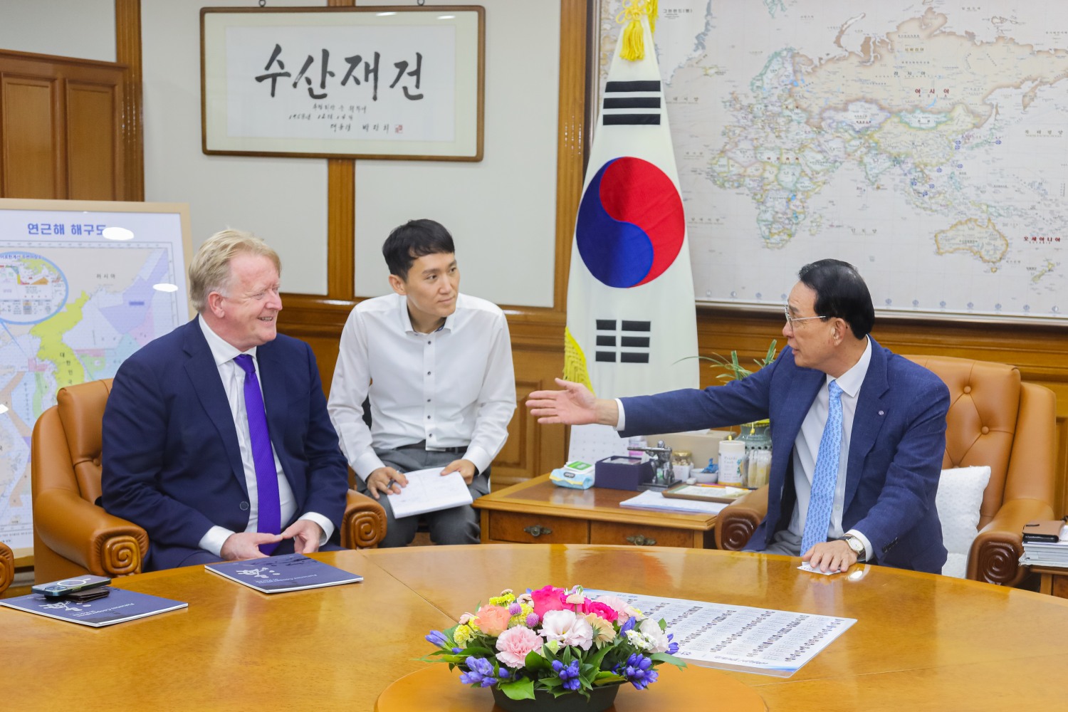 세계협동조합연맹(ICA) 이사 겸 수산위원회 위원장으로 활동 중인 노동진 수협중앙회장(오른쪽)이 26일 서울 송파구 수협중앙회에서 예룬 더글라스 ICA 사무총장(왼쪽)과 첫 면담을 갖고, 협동조합 활성화 방안을 논의하고 있다.(사진=수협중앙회)