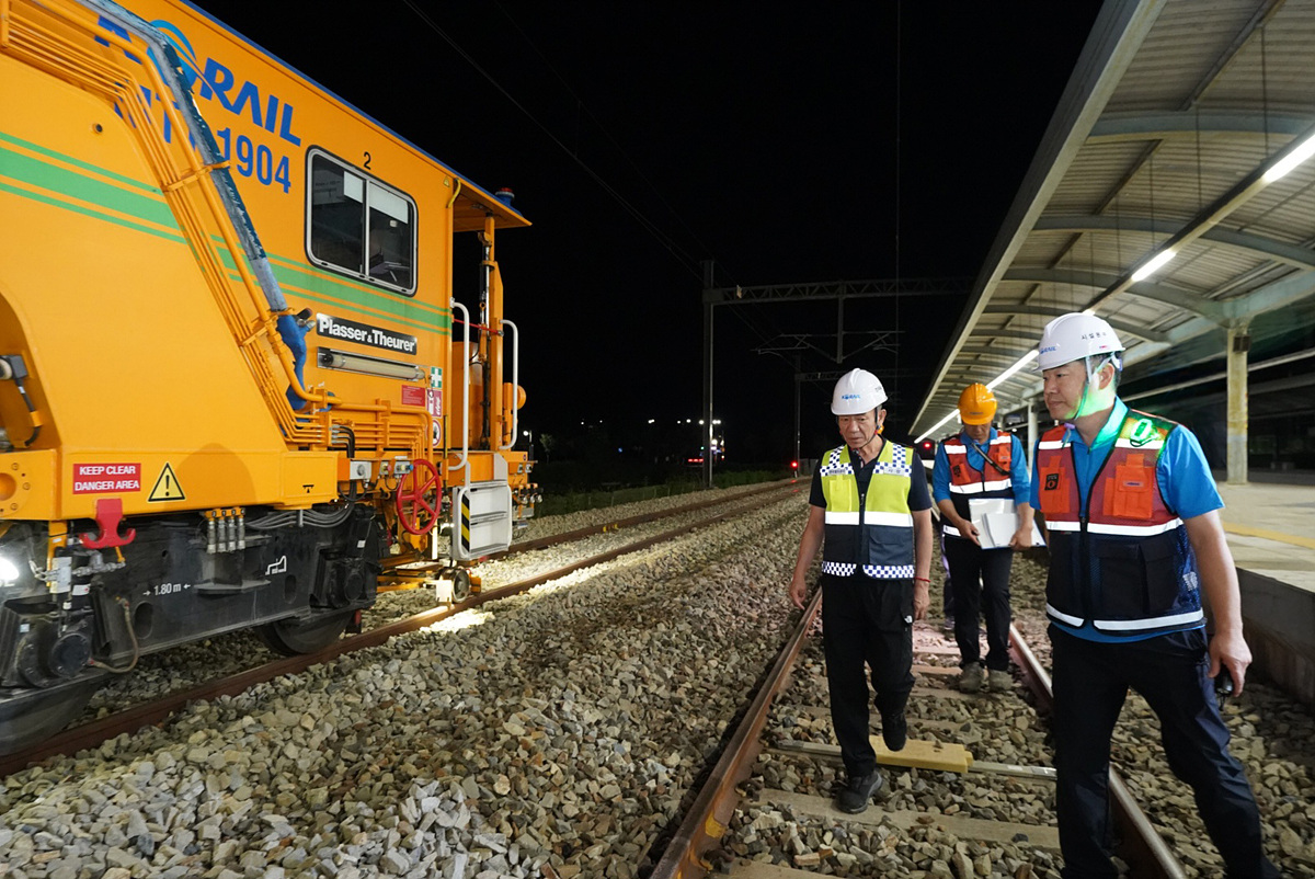 한문희 코레일 사장(사진 왼쪽)이 28일 새벽 충남 계룡시 계룡역에서 첨단 장비를 활용한 선로 유지보수 작업 현장을 점검했다.(사진=코레일)