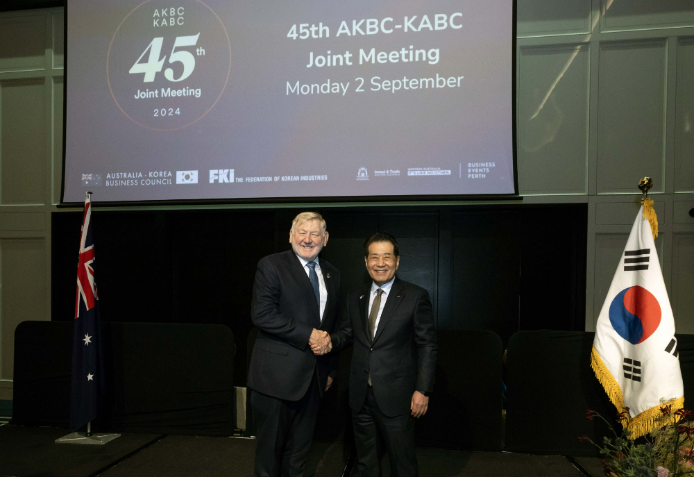 9월 2일 호주 퍼스에서 열린 ‘제45차 한-호주 경제협력위원회 합동회의’에서 장인화 한-호 경협위(KABC) 위원장(포스코그룹 회장)(오른쪽) 과 마틴 퍼거슨(Martin Ferguson) 호-한 경협위(AKBC) 위원장이 기념촬영을 하고 있다.(사진=포스코그룹)