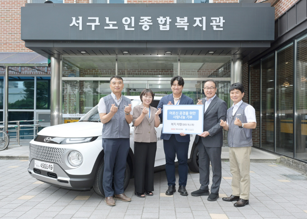 (왼쪽부터) 최정환 HDC현대산업개발 광주도시철도 2호선 2단계 12공구 소장, 박혜진 서구노인종합복지관 과장, 서상우 서구노인종합복지관장, 신왕섭 HDC현대산업개발 실장, 정한효 HDC현대산업개발 A1현장소장.(사진=HDC현대산업개발)