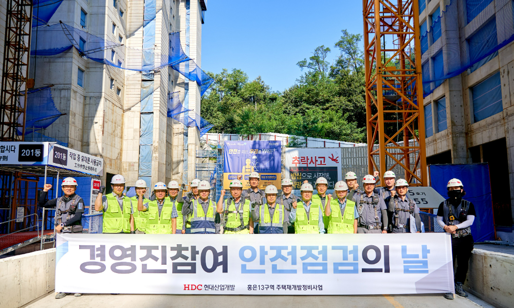 (왼쪽 앞줄 네 번째부터) HDC현대산업개발 최익훈 대표이사, 신웅식 서대문 센트럴 아이파크 현장소장, 조태제 CSO 대표이사, 김회언 대표이사.(사진=HDC현대산업개발)