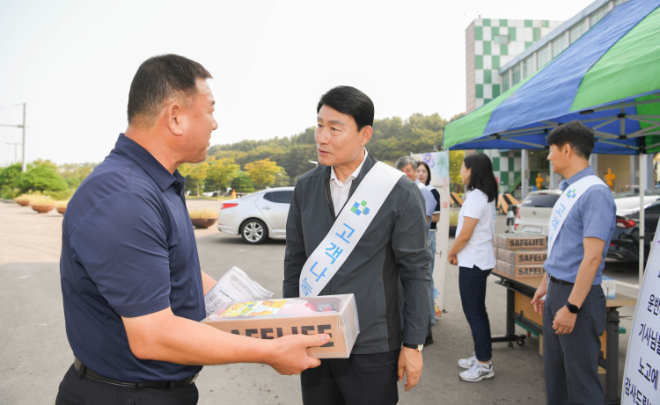 수도권매립지관리공사, 추석맞이 폐기물 운반 기사 차량용 소화기 나눔 행사 실시