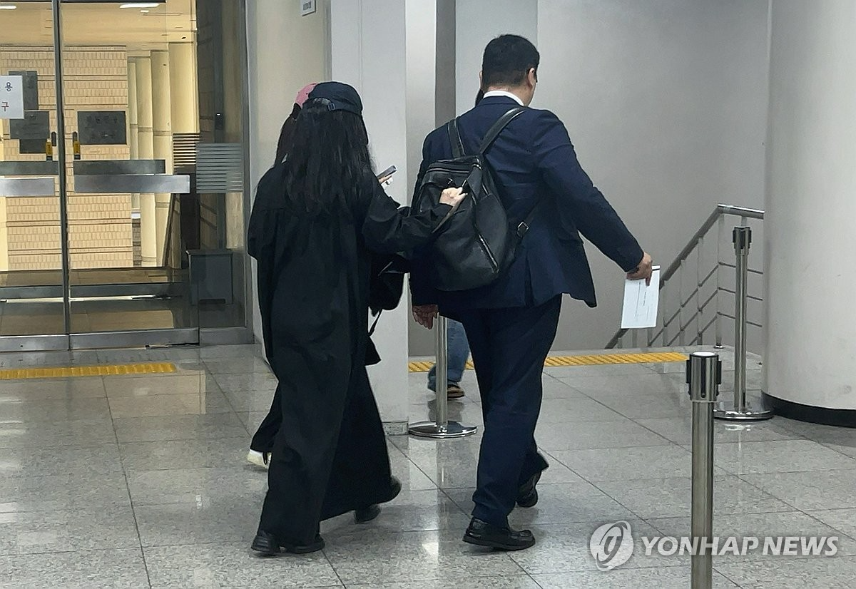 가수 강다니엘의 명예를 훼손한 혐의로 재판에 넘겨진 유튜버 '탈덕수용소'(왼쪽)가 12일 서울 서초구 서울중앙지법에서 열린 결심공판에 출석한 뒤 변호인과 함께 법정을 나서고 있다.(사진=연합뉴스)