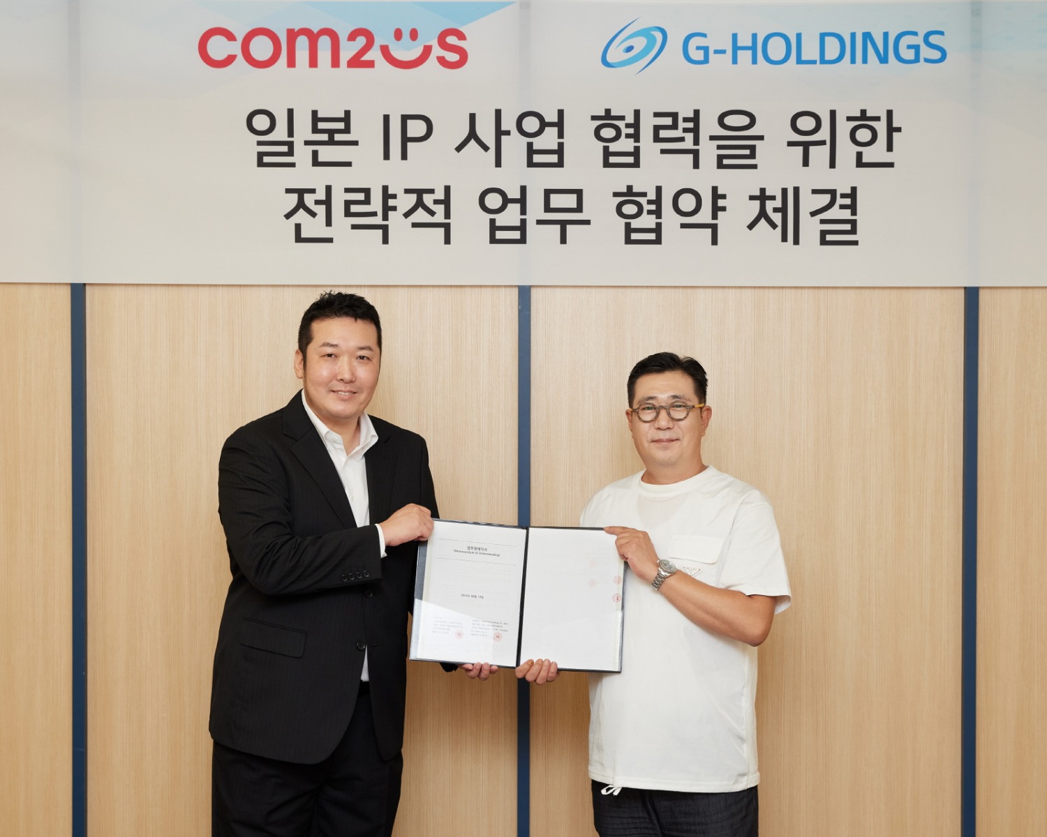 왼쪽부터 G 홀딩스 치바 준우 COO, 우 컴투스 한지훈 게임사업부문장. 사진=컴투스