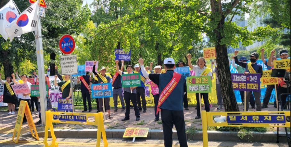 한국가스시공협회 회원들이 6년간 법인허가 신청서를 반려한 것이 부당하다며 국토부장관 임시사무실 앞에서 집회를 가지고 있다.