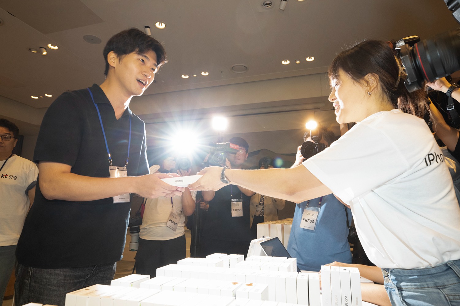 KT, iPhone 16 공식 출시 행사 개최