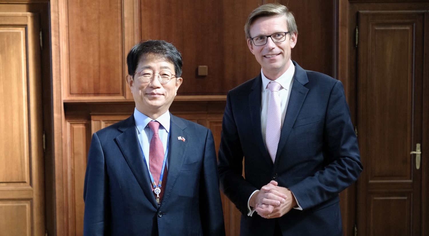 박상우 국토교통부 장관(왼쪽)이 마틴 쿱카 체코 교통부 장관과 기념사진을 촬영하고 있다. 사진=국토교통부