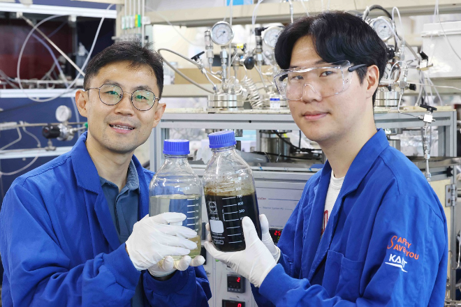 (왼쪽부터) KAIST 생명화학공학과 최민기 교수, 석진 박사과정. 사진=KAIST