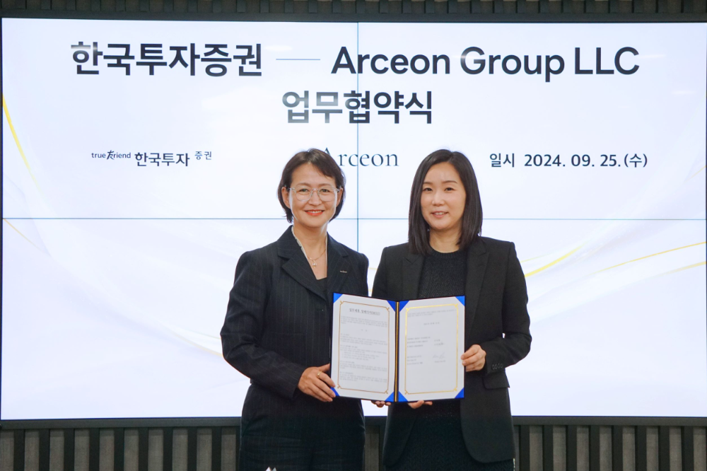 신경애 한국투자증권 GWM전략담당(왼쪽)과 크리스틴 서 알시온그룹 대표가 25일 MOU 체결 후 기념사진을 촬영하고 있다. 사진=한국투자증권