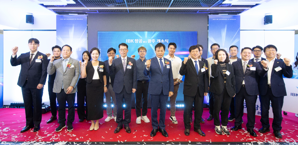 26일 광주시 동구 IBK창공 광주에서 열린 개소식에서 김성태 IBK은행장(앞줄 왼쪽에서 네번째), 정성택 전남대학교 총장(앞줄 왼쪽에서 다섯번째), 이상갑 광주시 부시장(앞줄 오른쪽에서 네번째) 및 참석자들이 기념촬영을 하고 있는 모습. 사진=IBK기업은행