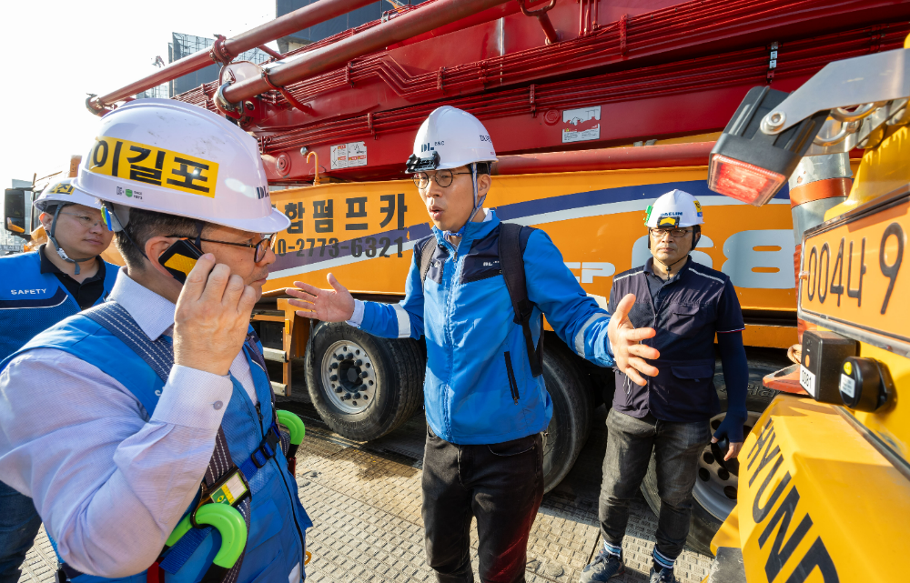 DL이앤씨 이길포 CSO(최고안전책임자)가 중장비 접근 시 안전삐삐에 전달되는 경고 알림을 체크하고 있다.(사진=DL이앤씨)