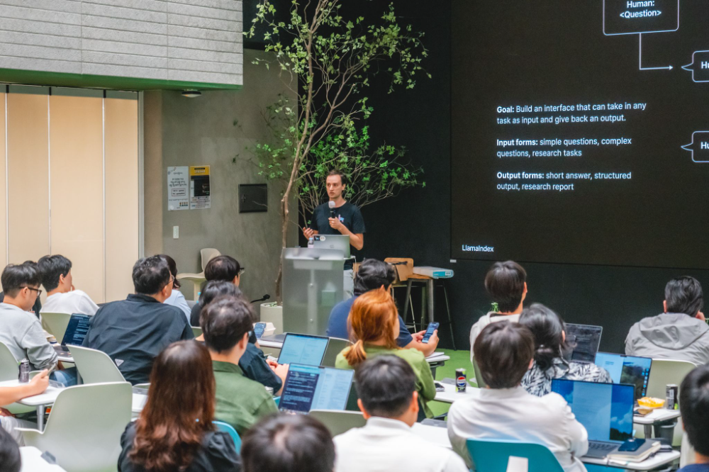 라마인덱스의 피에르 로익 둘셋(Pierre-Loic Doulcet) 문서분석도구 담당 엔지니어가 26일 서울시 역삼동 GS타워에서 열린 ‘라마인덱스&52g-GenAI 커넥트 데이’에서 발표하고 있다. 사진=GS그룹