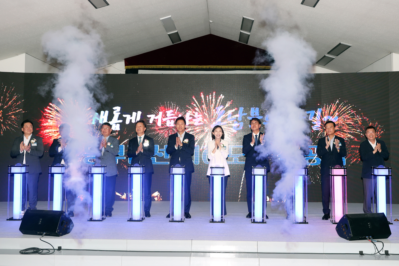 백정완 대우건설 사장(왼쪽에서 네 번째)을 비롯한 착공식 참석자들이 시삽을 기념촬영을 하고 있다.(사진=대우건설)