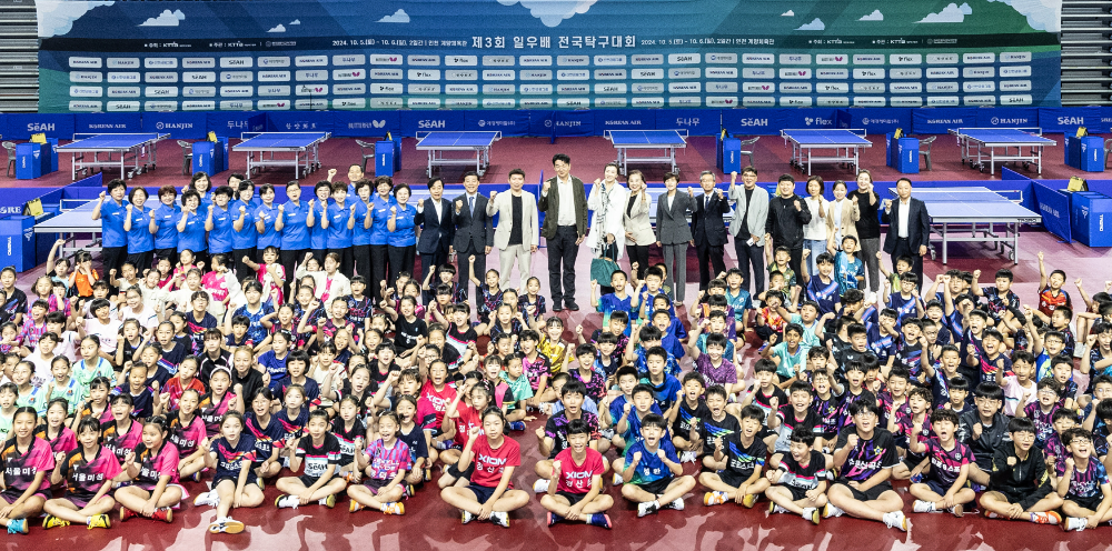 '제3회 일우배 전국 탁구대회'에서 조원태 한진그룹 회장(가운데) 및 주요 관계자들이 대회에 참가한 선수들과 기념 사진을 촬영하는 모습.(사진=한진그룹)