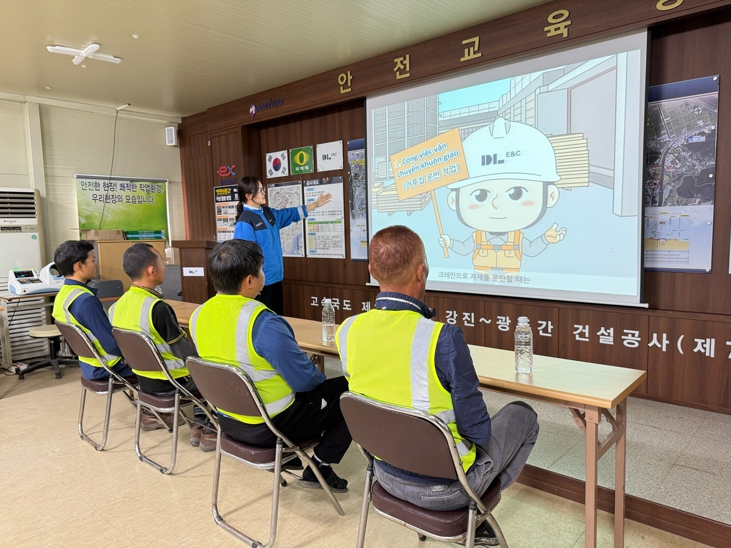 고속도로 건설 공사 현장에서 외국인 근로자들이 베트남어로 안전교육을 받고 있다.(사진=DL이앤씨)
