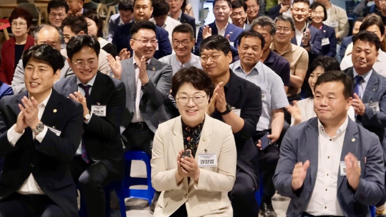 권향엽 (가운데) 국회의원 (사진=의원실)