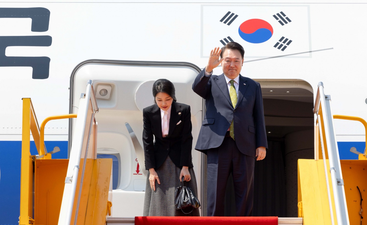 한일 정상회담과 아세안 정상회의 관련 일정을 마친 윤석열 대통령과 부인 김건희 여사가 11일(현지시간) 라오스 비엔티안 왓타이 국제공항에서 귀국하기 전 전용기인 공군 1호기에 올라 환송객들과 인사하고 있다. 사진=연합뉴스