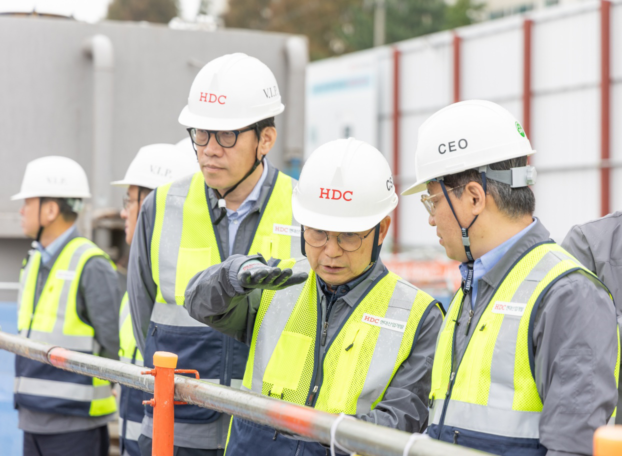 4일, HDC현대산업개발은 경영진 주관 특별 안전점검을 진행했다. (왼쪽부터 HDC현대산업개발 박희윤 개발본부장, 조태제 대표이사, 최익훈 대표이사).(사진=HDC현대산업개발)