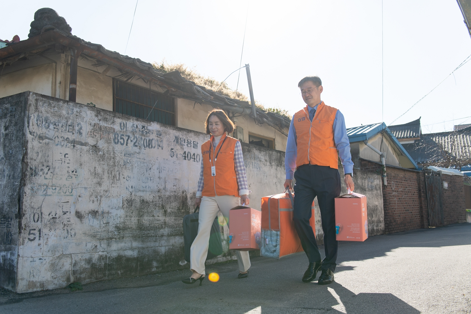 신협 임직원이 에너지 취약계층에 전달할 난방용품을 옮기고 있다. 사진=신협중앙회