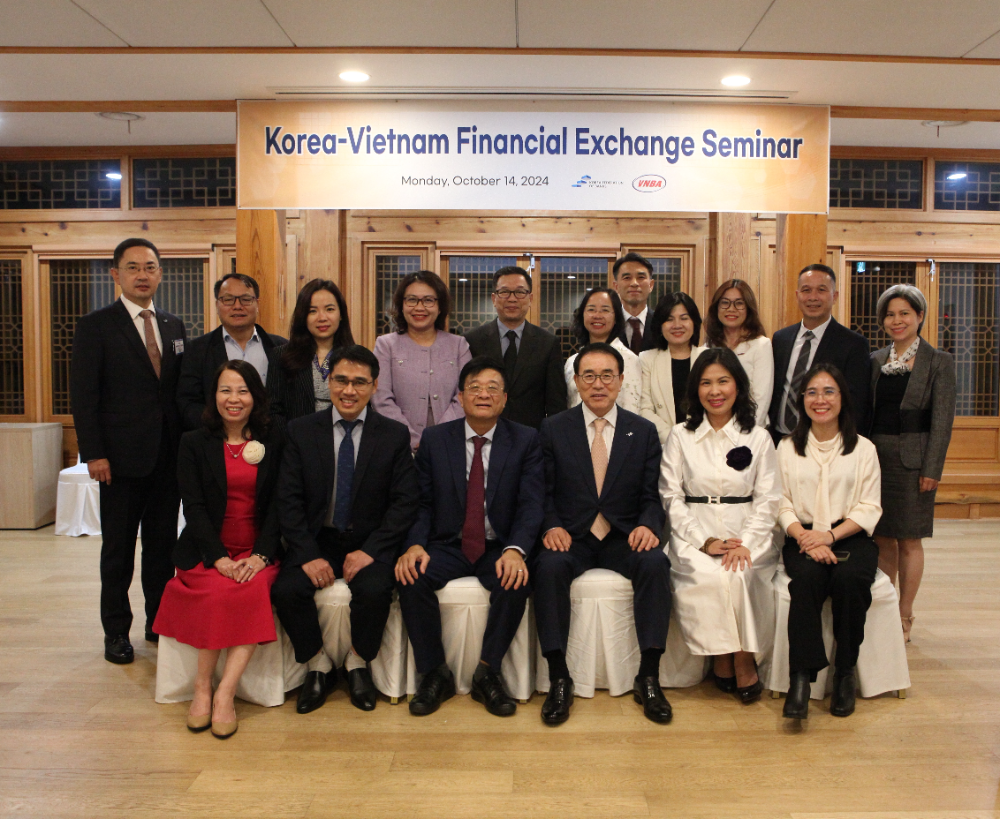 베트남 은행협회 응웬 꿕 훙(Hung, Nguyen Quoc) 부회장(앞줄 왼쪽 세 번째)과 은행연합회 조용병 회장(앞줄 오른쪽 세 번째) 등 세미나 참석자들이 기념촬영을 하고 있는 모습. 사진=은행연합회