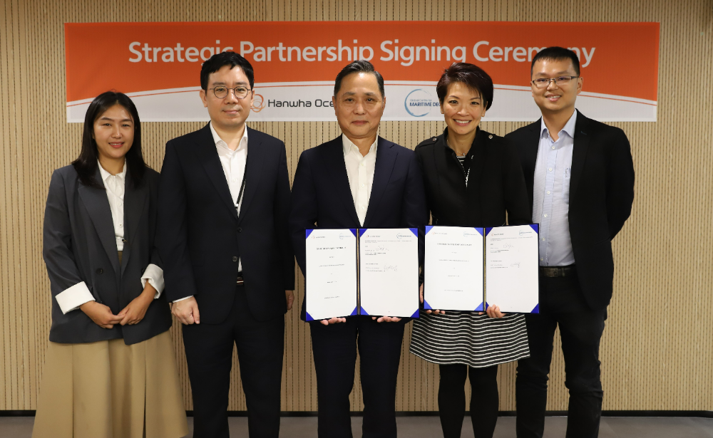 한화오션 제품전략기술원장 손영창 부사장(왼쪽에서 세 번째), 글로벌 해양 탈탄소화 센터 린 루 CEO(왼쪽에서 네 번째) 등 양사 관계자가 전략적 파트너십 체결식을 마친 뒤 기념 촬영을 하고 있다.(사진=한화오션)