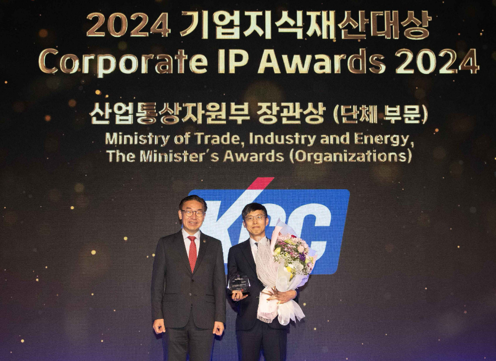 KCC 중앙연구소 강경훈 부소장(오른쪽)과 김완기 특허청장이 2024 기업지식재산대상 장관상 수상 기념 촬영을 하고 있다.(사진=KCC)