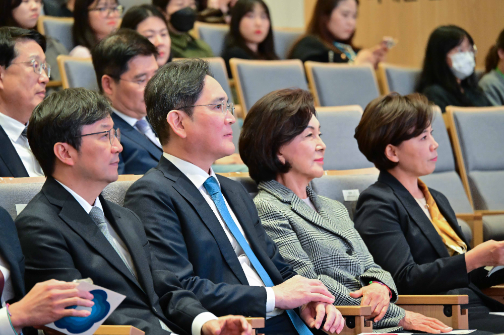 왼쪽부터 김영태 서울대병원장, 이재용 삼성전자 회장, 홍라희 전 리움미술관장, 최은화 소아암ㆍ희귀질환지원사업단장. 사진=삼성전자
